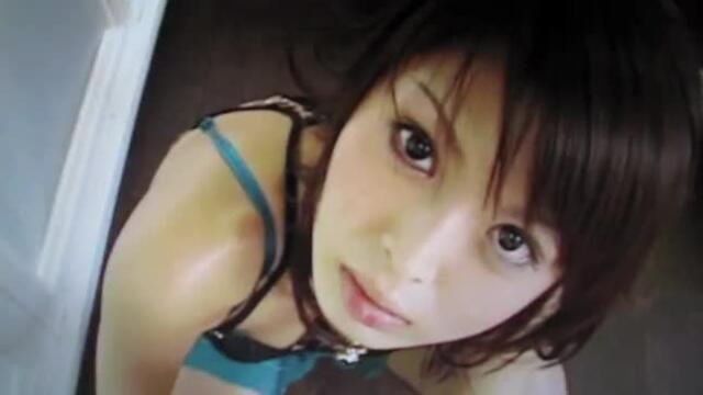 Yuka, la chica sexy japonesa, se divierte chupando pollas, sin censura